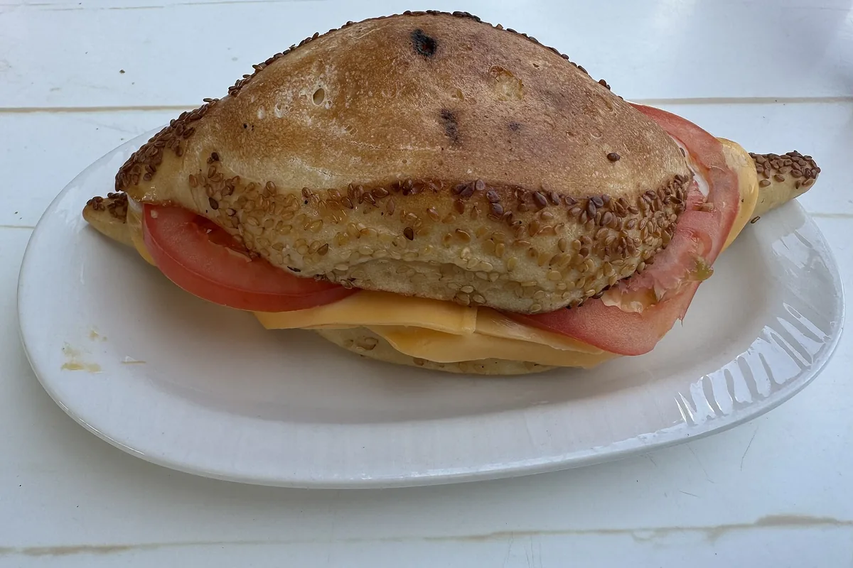 Çeşme'nin yöresel sandviçi kumru, tost ekmeği, kaşar peyniri ve domates ile