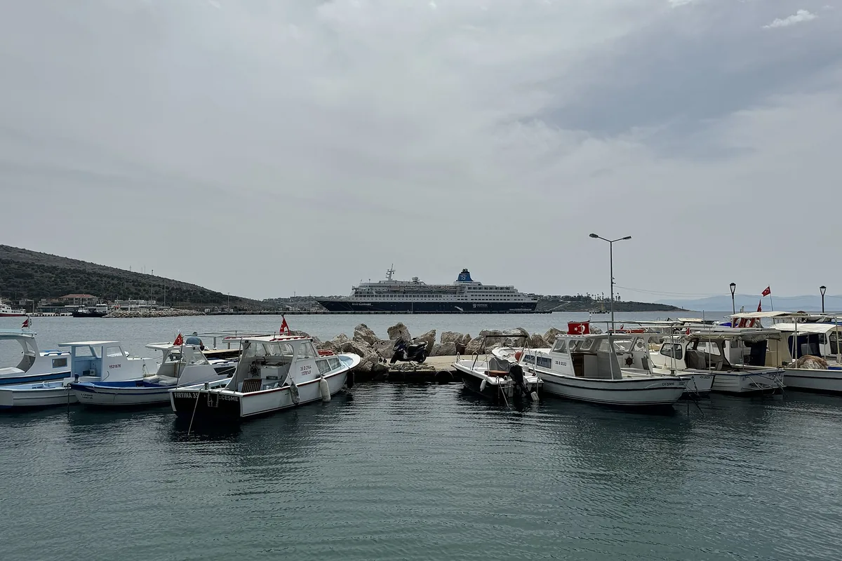 Çeşme 16 Eylül Mahallesi'nde liman çevresinde bağlı küçük balıkçı tekneleri