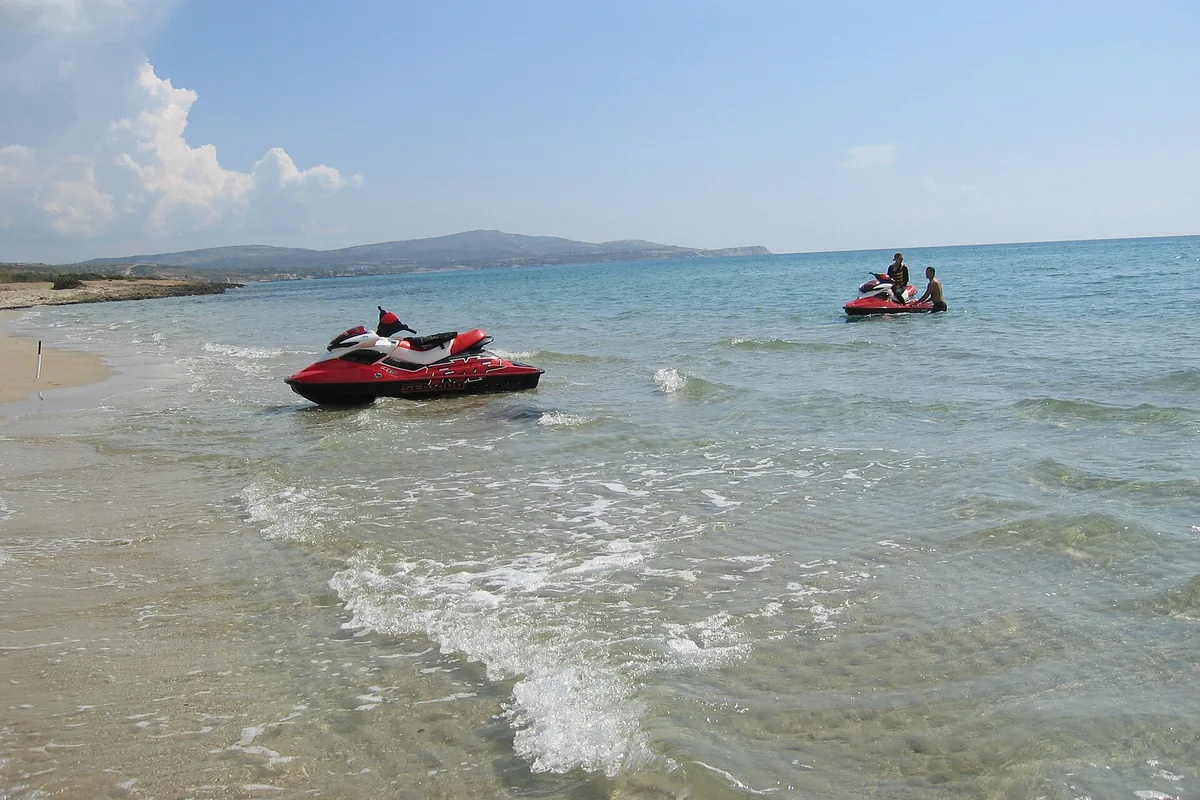 Çeşme Altınkum'da denizde jet ski ile su sporu yapan kişiler
