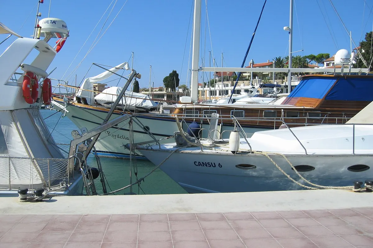 Dalyan mahallesinde liman ve kıyı evleri