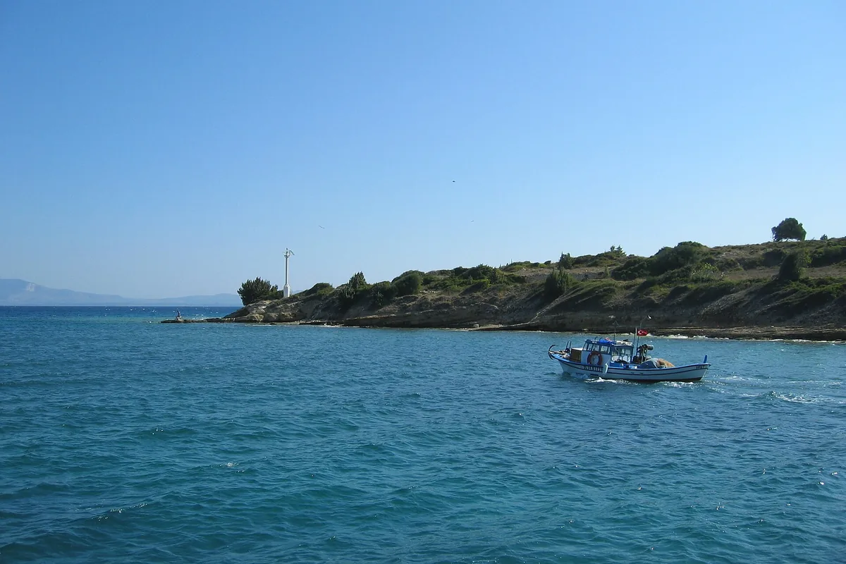 Dalyan mahallesinde liman ve tekneler