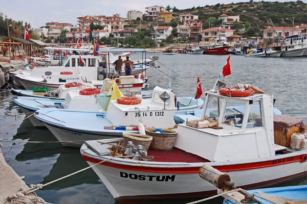 Çeşme Dalyan limanında bağlı balıkçı tekneleri