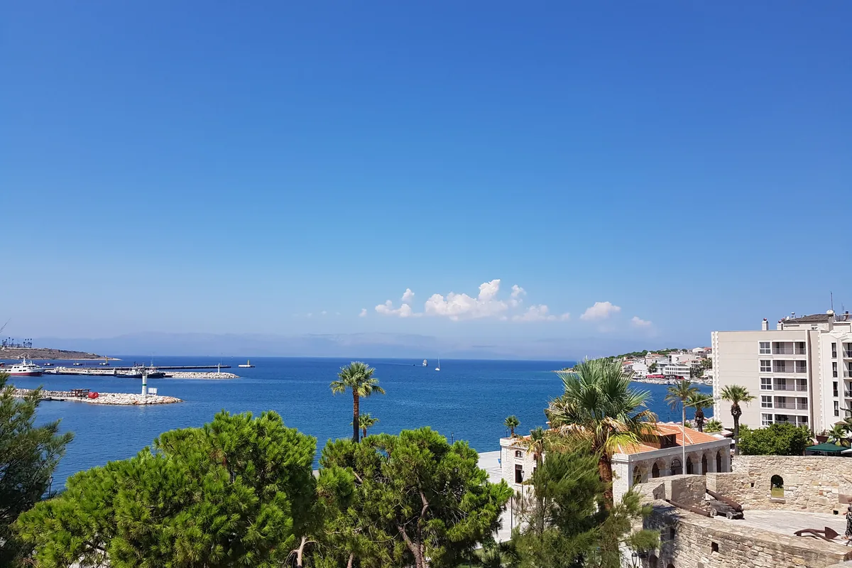 Çeşme Kalesi’nden görünen Çeşme limanı, dalgakıran ve Ege kıyısı