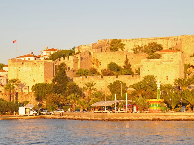 Denizden görünen Çeşme Kalesi ve sahil hattı