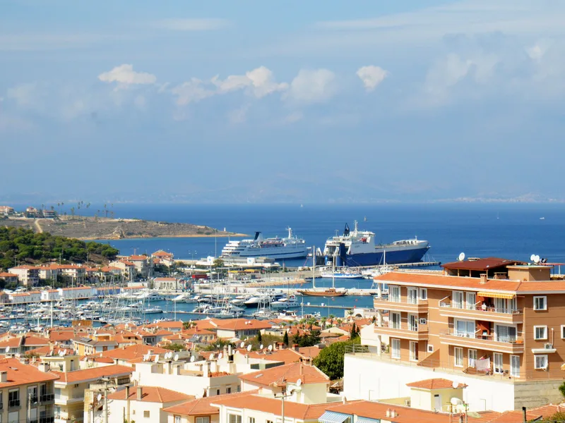 Çeşme limanında yanaşmış feribotlar ve kasaba görünümü