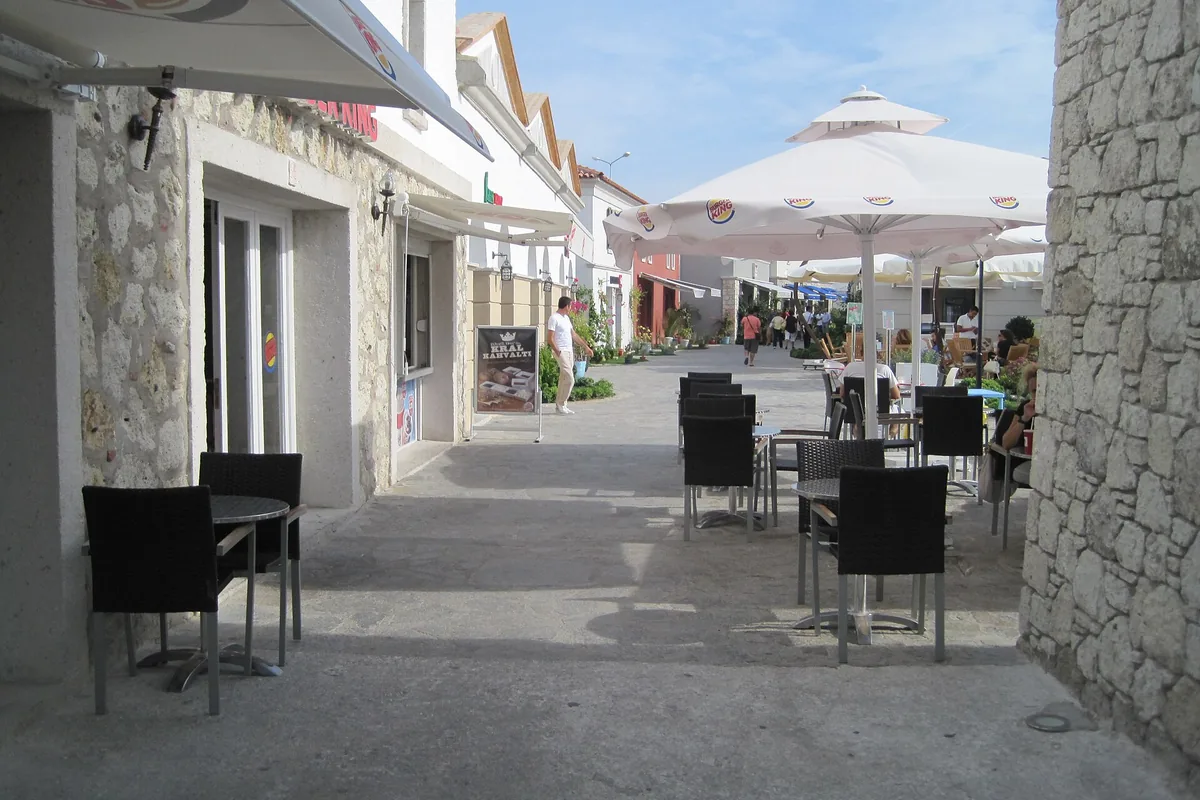 Çeşme Marina çarşısında mağazalar ve rıhtım kenarındaki dükkanlar