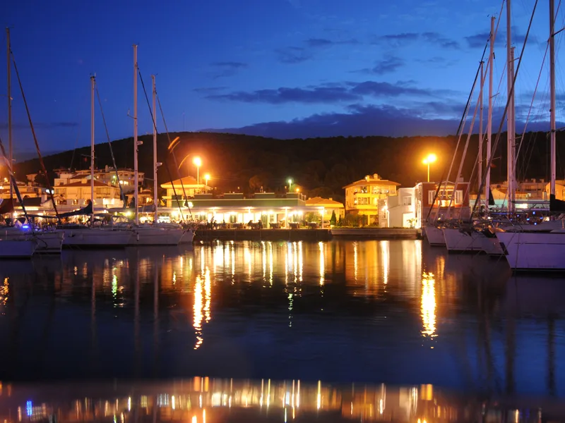 Çeşme Marina'da akşam saatlerinde yatlar ve sahil ışıkları