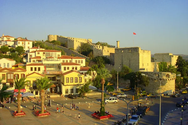 Çeşme merkez meydanı, kale ve palmiyeler