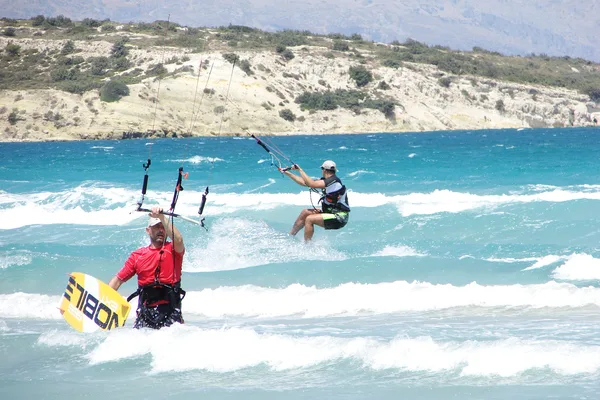 Çeşme Pırlanta plajında uçurtma sörfü yapanlar