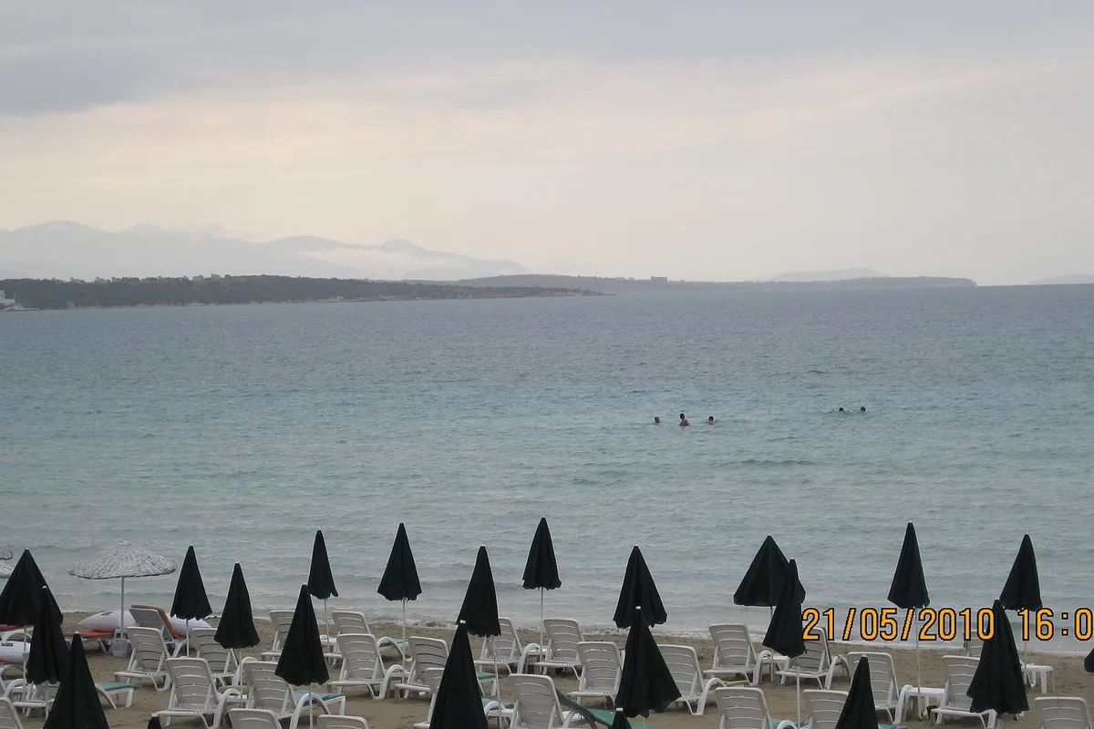 Çeşme kıyısından Sakız Adası'nın görünümü