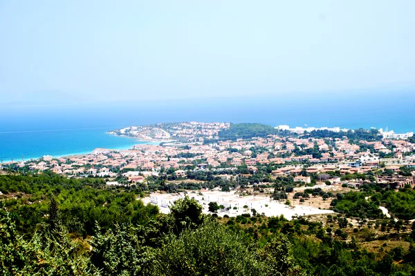 Yükseklerden Çeşme kasabası ve körfez panoraması