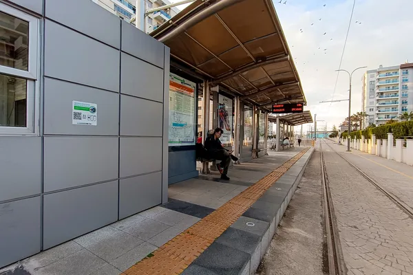 Çiğli Ataşehir tramvay istasyonu ve peron