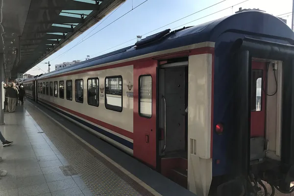 Çiğli'de istasyonda bekleyen tren
