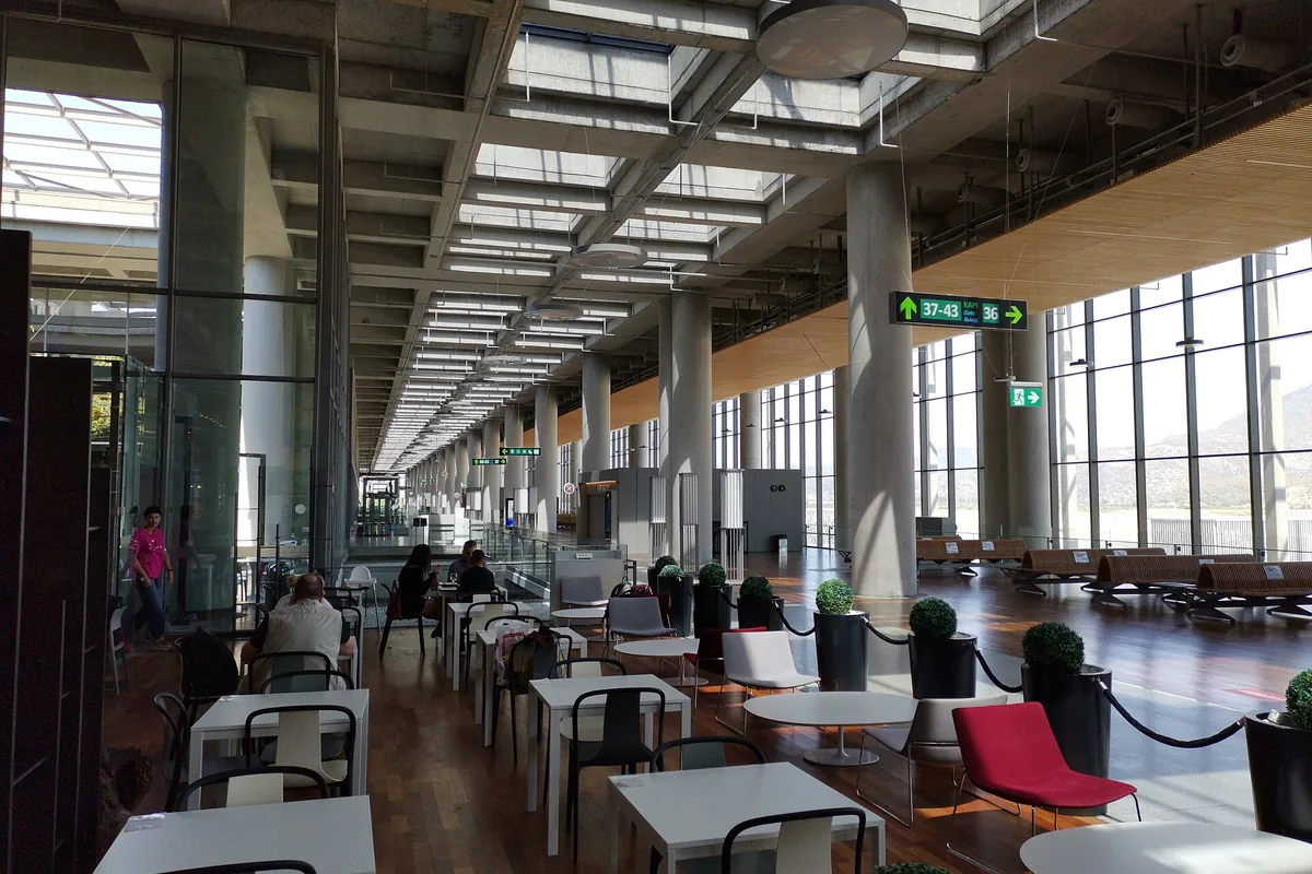 Dalaman Havalimanı T2 terminalinde bekleme salonu ve kapı alanı