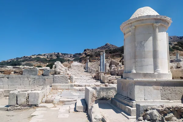 Knidos antik kentinde kalıntılar ve deniz