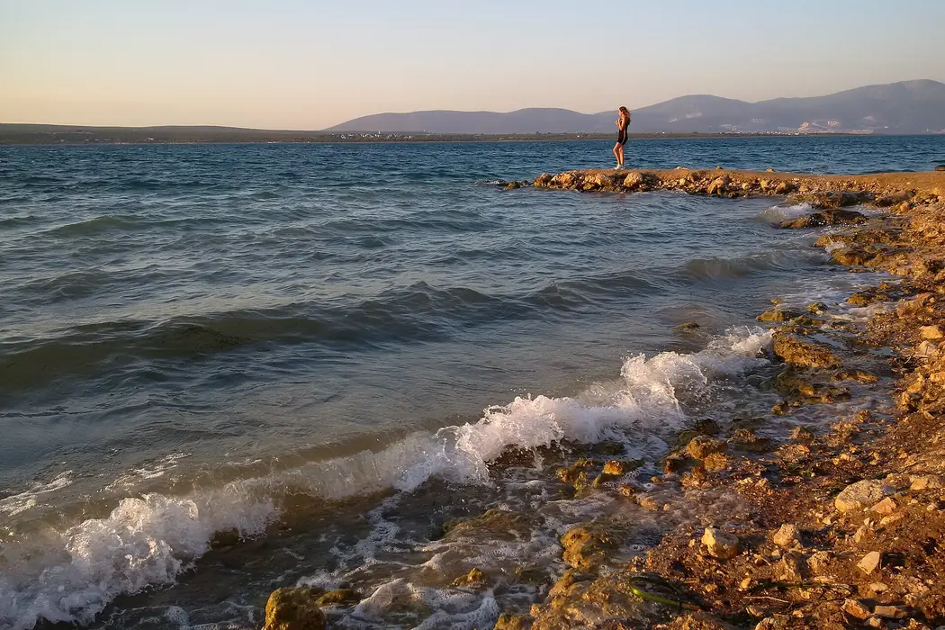 Altınkum kıyısının kayalık kesimi