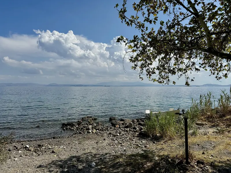 Dikili Denizköy kıyısında sahil şeridi ve deniz