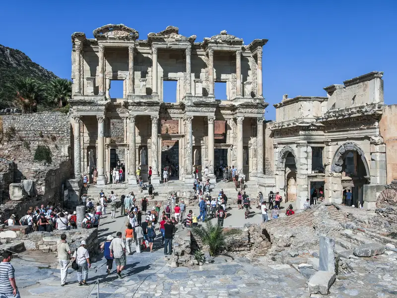Efes Antik Kenti Celsus Kütüphanesi önünde tur grupları