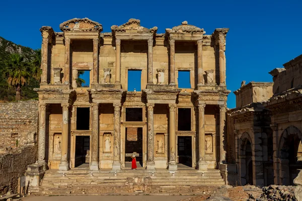 Efes Celsus Kütüphanesi'nin iki katlı sütunlu cephesi