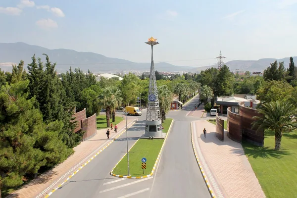 Ege Üniversitesi ana giriş kapısı ve Bilim Meşalesi