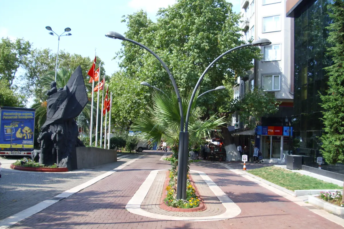 Erdek'in Yalı Mahallesi'nde İskele çevresindeki yaya yolu, palmiyeler ve bir anıt heykel