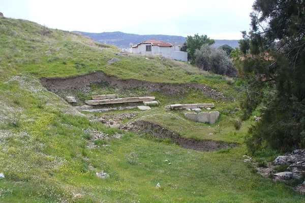 Foça antik tiyatrosunun kalıntıları