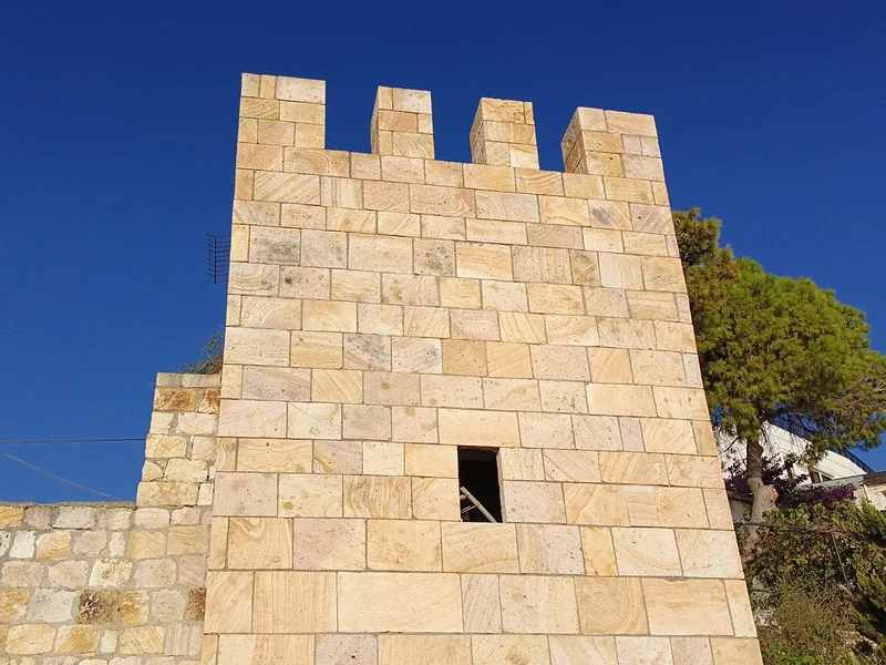Foça Beşkapılar Kalesi'nin taş surları ve burcu