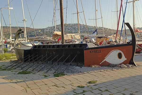 Foça limanında Kybele antik tekne kopyası