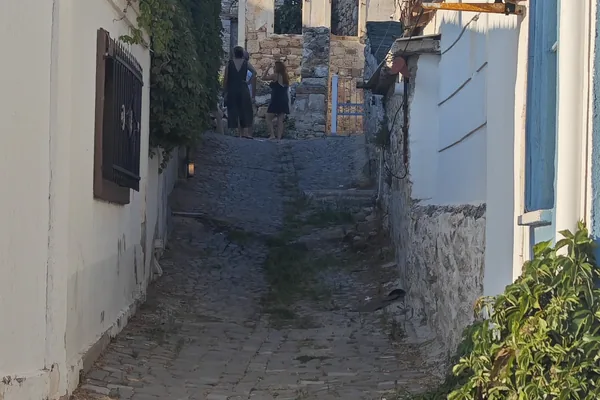 Foça'da iki yanı taş duvarlı dar sokak