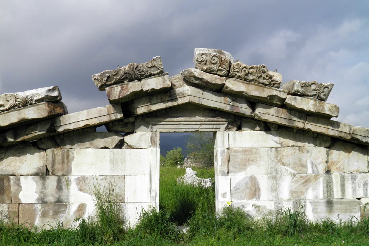 Magnesia ad Maeandrum'daki Artemis Leukophryene Tapınağı'nın işlemeli alınlık kalıntısı