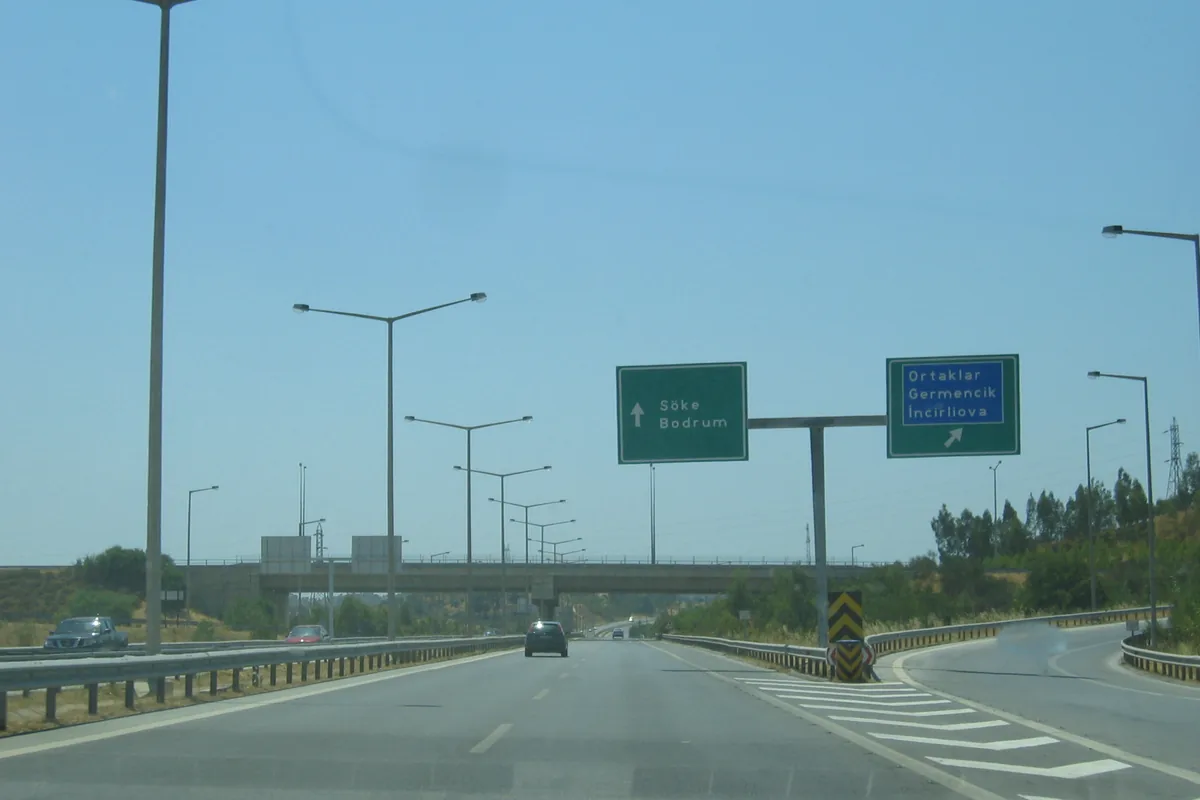 İzmir-Aydın Otoyolu'nda Ortaklar, Germencik ve İncirliova çıkışını gösteren tabela