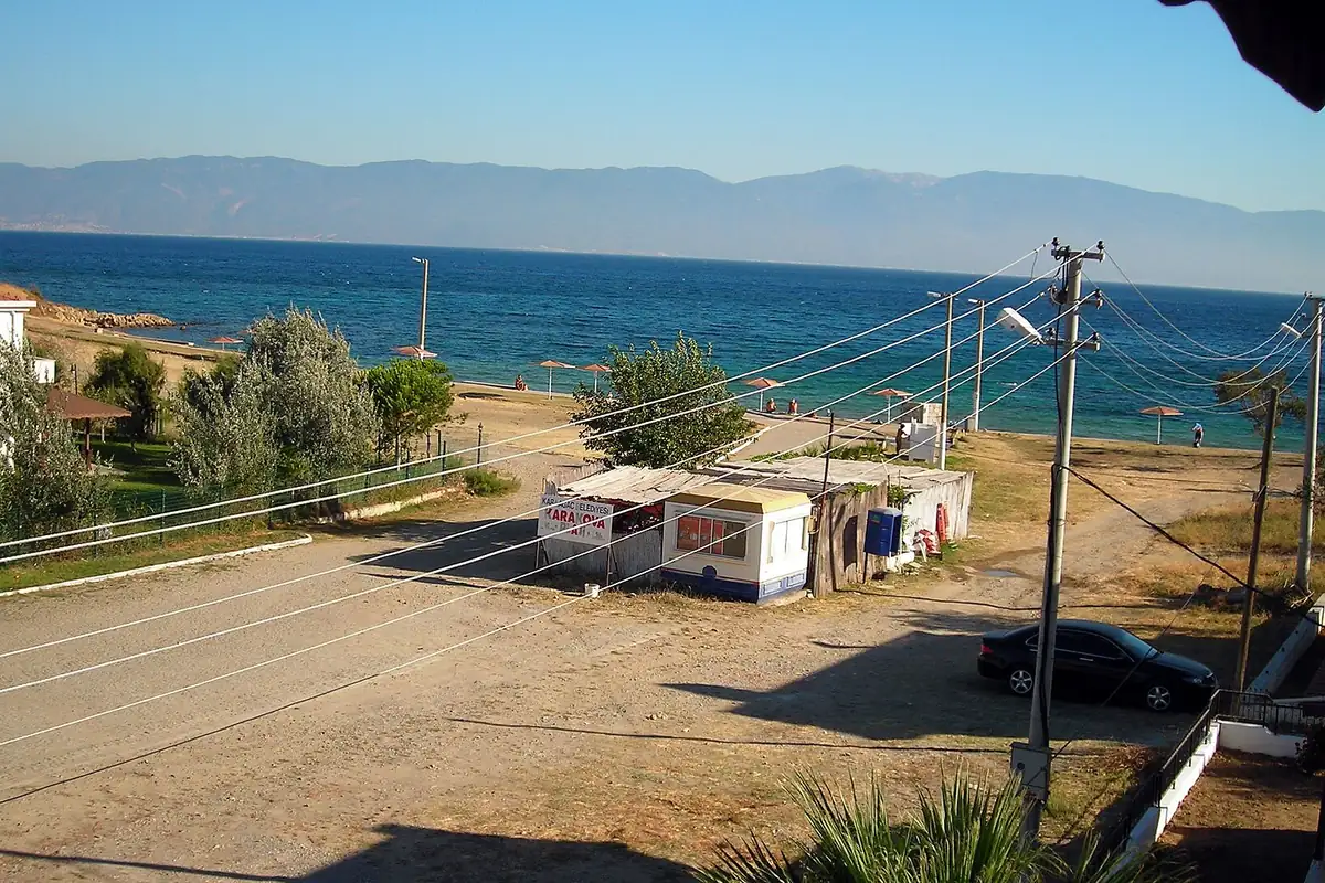 Gömeç'e bağlı Karaağaç sahilinde kumsal, sahil şeridi ve açık deniz manzarası