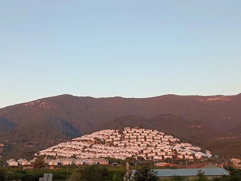 Gümüldür İnönü Mahallesi'nde yamaçtaki beyaz evler