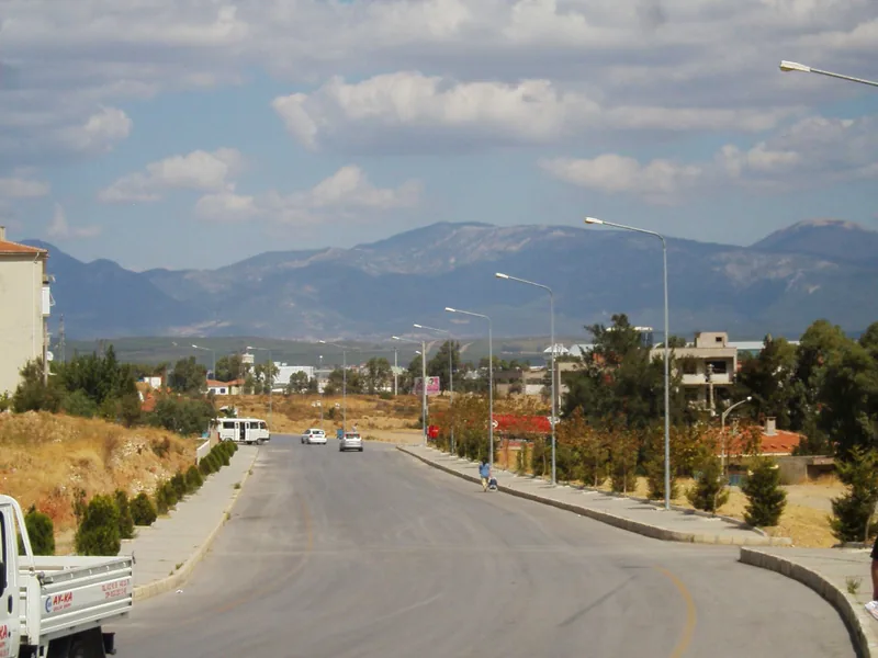 Gümüldür'de sahile inen yol ve arkasındaki dağlar