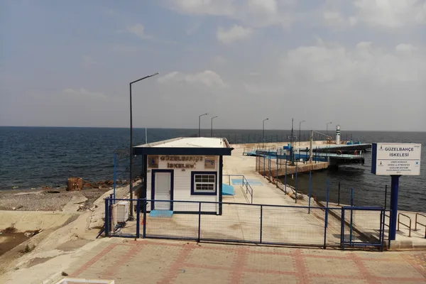Güzelbahçe İskelesi ve körfez manzarası