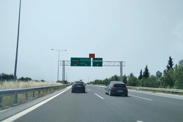 Güzelbahçe yakınında O-32 otoyolu ve yön levhası