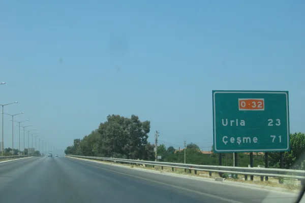 O-32 otoyolunda Urla ve Çeşme yön tabelası