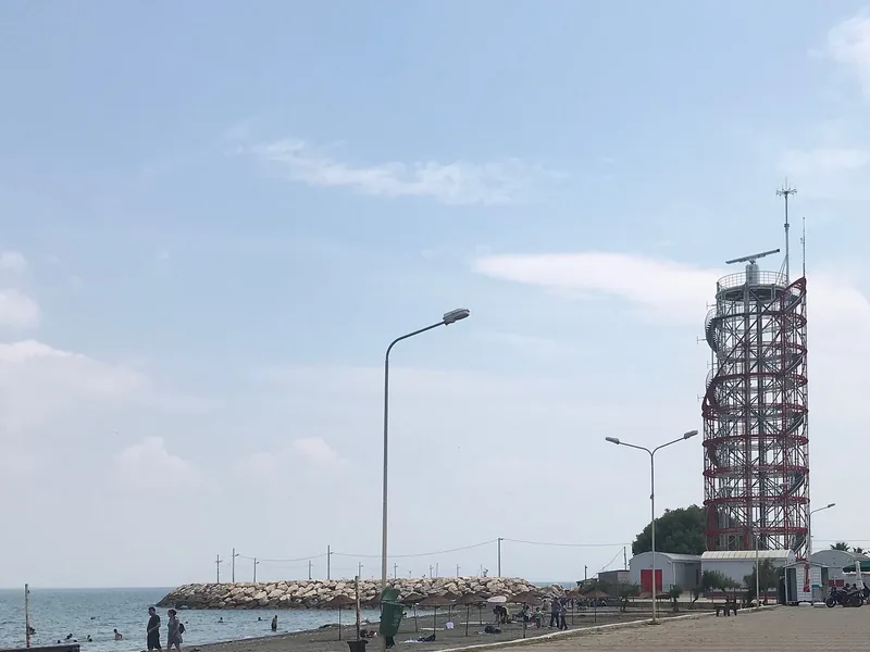 Güzelbahçe Siteler'de halk plajı ve kıyıdaki kule