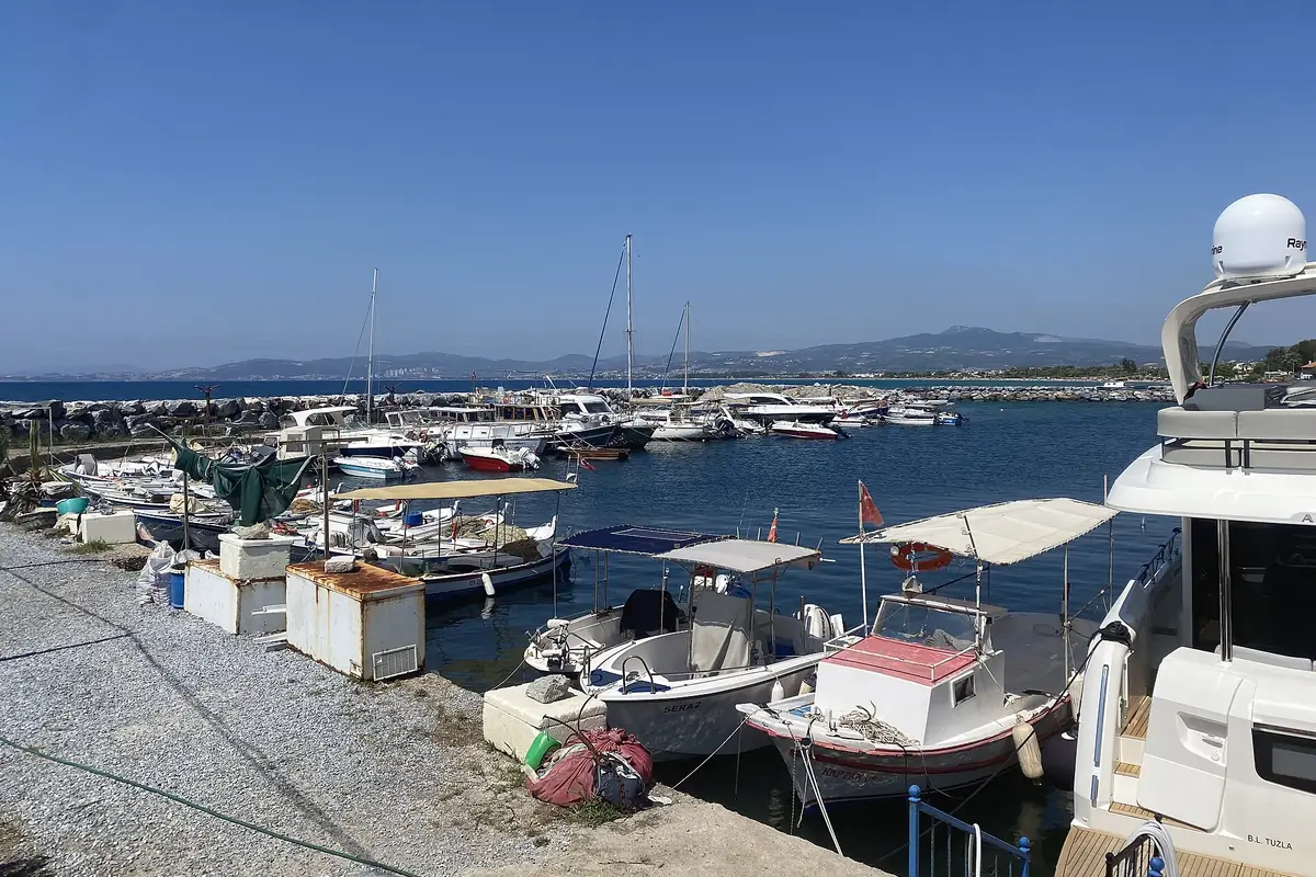 Güzelçamlı limanında bağlı tekneler