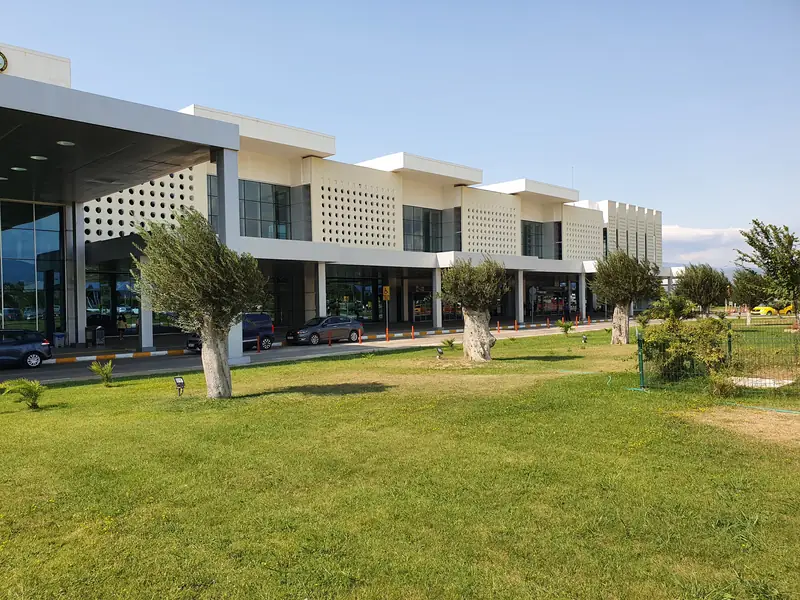 Koca Seyit Havalimanı (EDO) iç hatlar terminali dış cephesi, gündüz