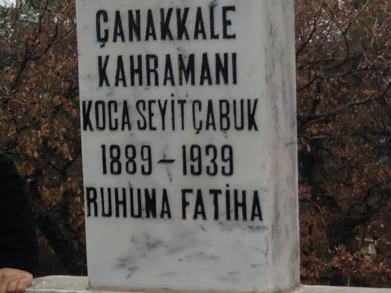 Havran'ın Kocaseyit köyünde Seyit Onbaşı'nın (Koca Seyit) mezar taşı