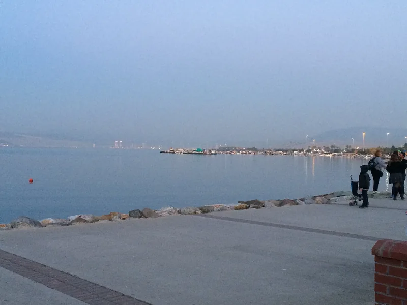 İnciraltı sahilinde körfez manzarası