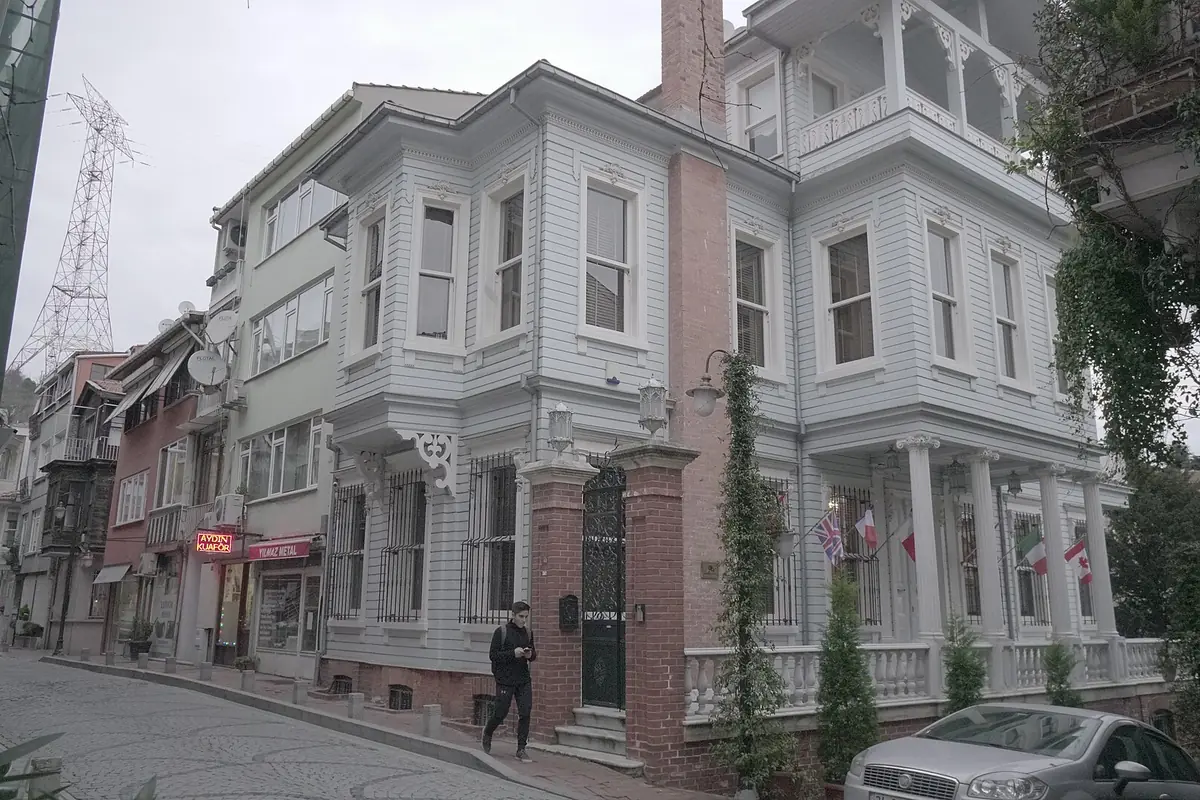 Arnavutköy'de tarihi ahşap yalı evlerinin bulunduğu sokak