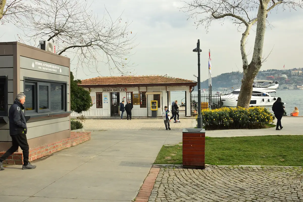 Bebek İskelesi binası ve önündeki meydan, arkada Boğaz'da demirli tekneler