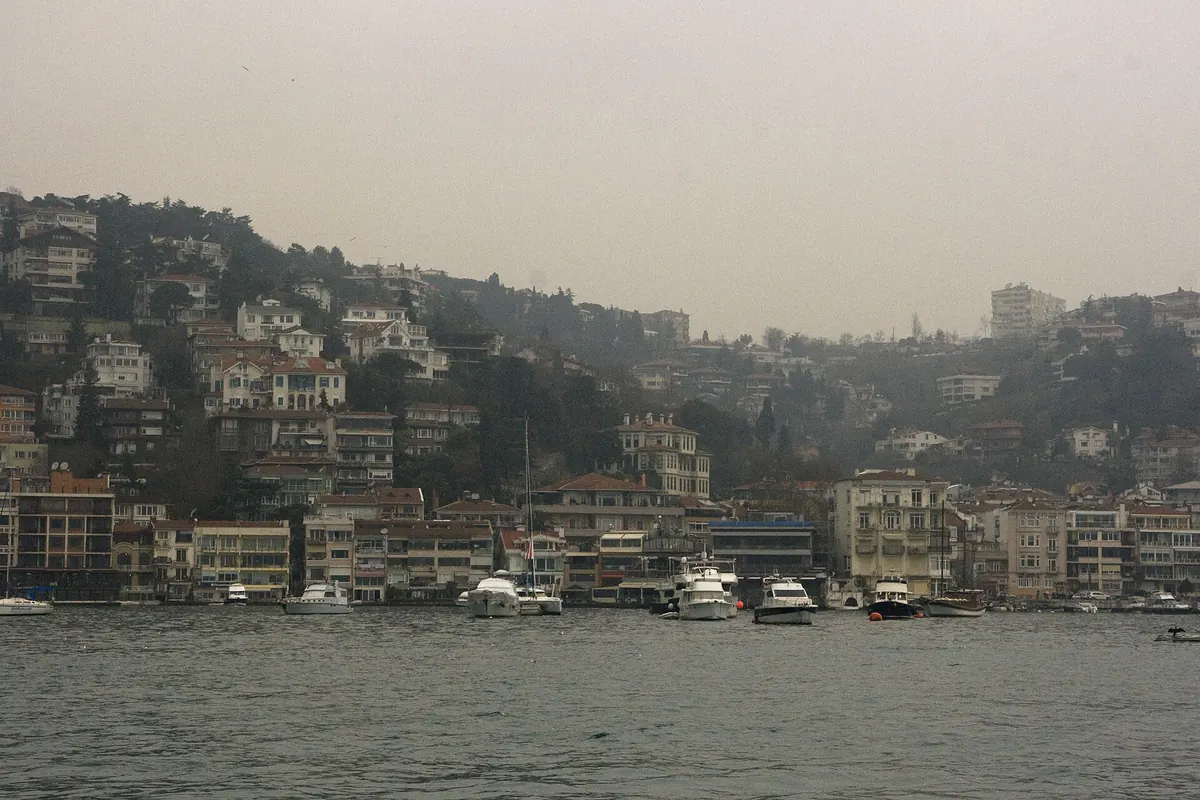 Bebek Koyu'nda demirli tekneler ve yamaçtaki yalılar
