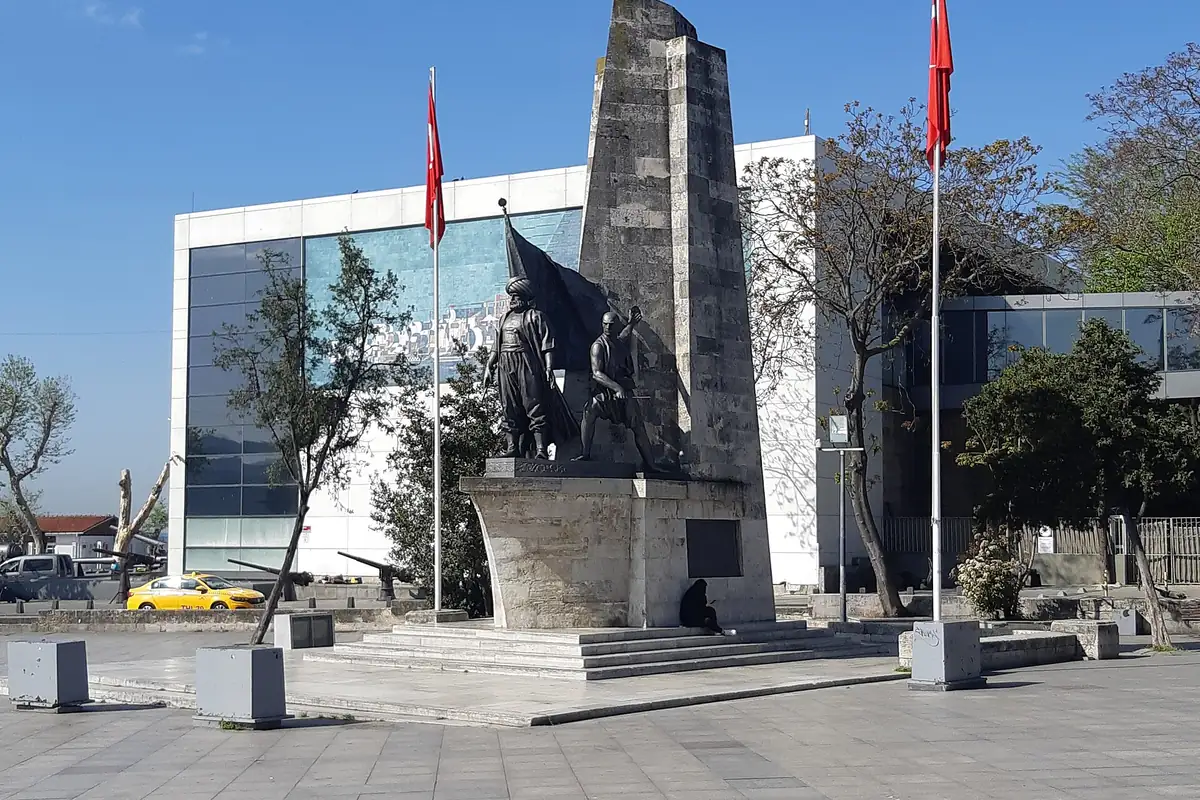 Beşiktaş'ta Barbaros Hayreddin Paşa Anıtı ve meydanı