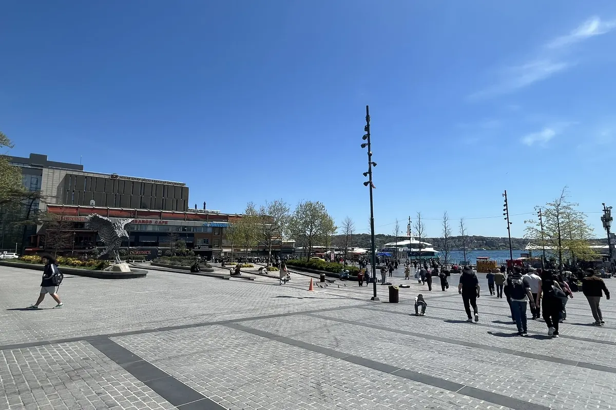 Beşiktaş Barbaros Meydanı'nda vapur iskelesi ve çarşı, arkada Boğaz