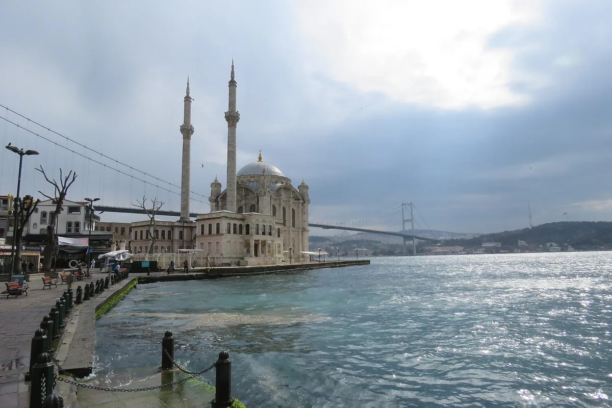 Ortaköy Camii ve arkasında 15 Temmuz Şehitler Köprüsü, Boğaz kıyısı