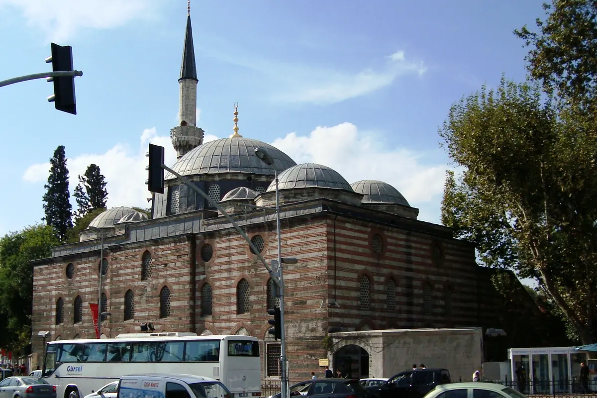 Beşiktaş çarşısında Sinan Paşa Camii ve önündeki cadde