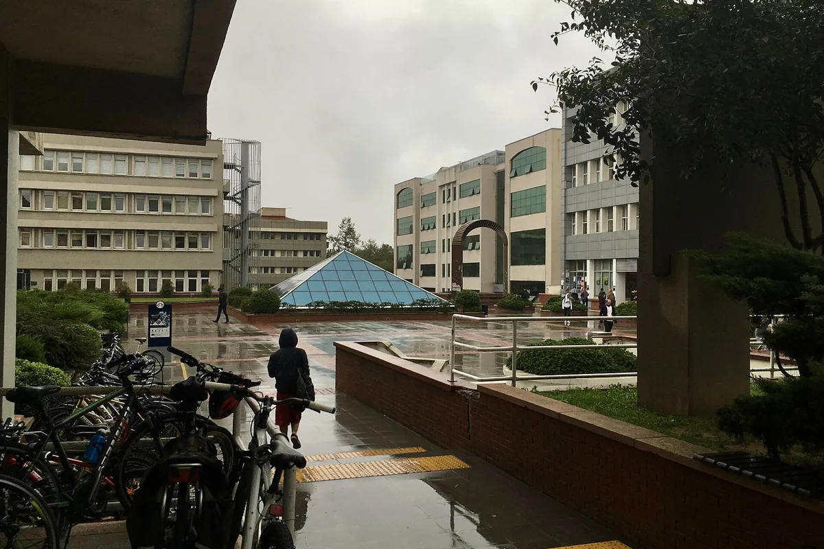 Boğaziçi Üniversitesi Kuzey Kampüsü avlusu, Etiler sınırında